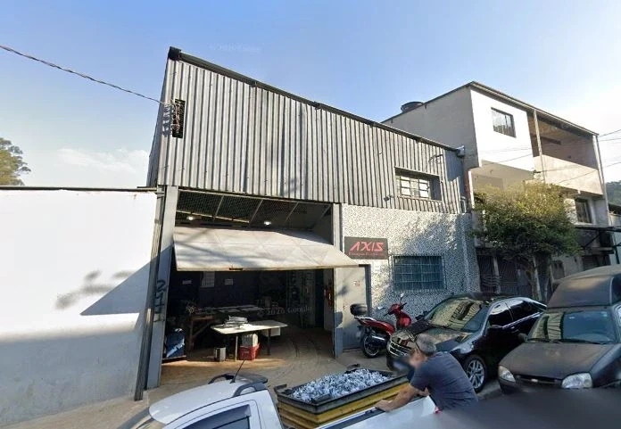 Operador AXIS inspecionando peças galvanizadas na planta de Mauá